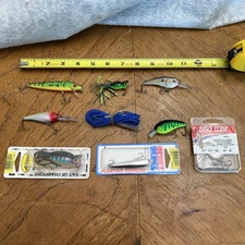 Lot Of 7 Assorted Fishing Lures plus new hooks and stringer