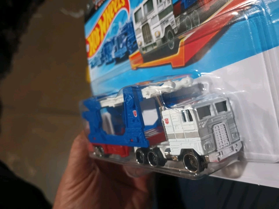 Transformadores de flota de pista Hot Wheels 2024 Ultra Magnus 1:64 - en mano Foto 2 de 4
