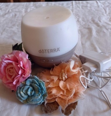 DoTerra .Aroma Diffuser Petal 2.0 Raum Diffuser Dampfreiniger.Netzteil Wie neu. 