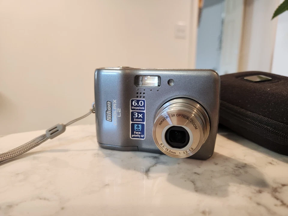 Nikon Coolpix L2 6.0MP Compact Digital Camera Gray | TESTED And WORKS - Image 3 of 4