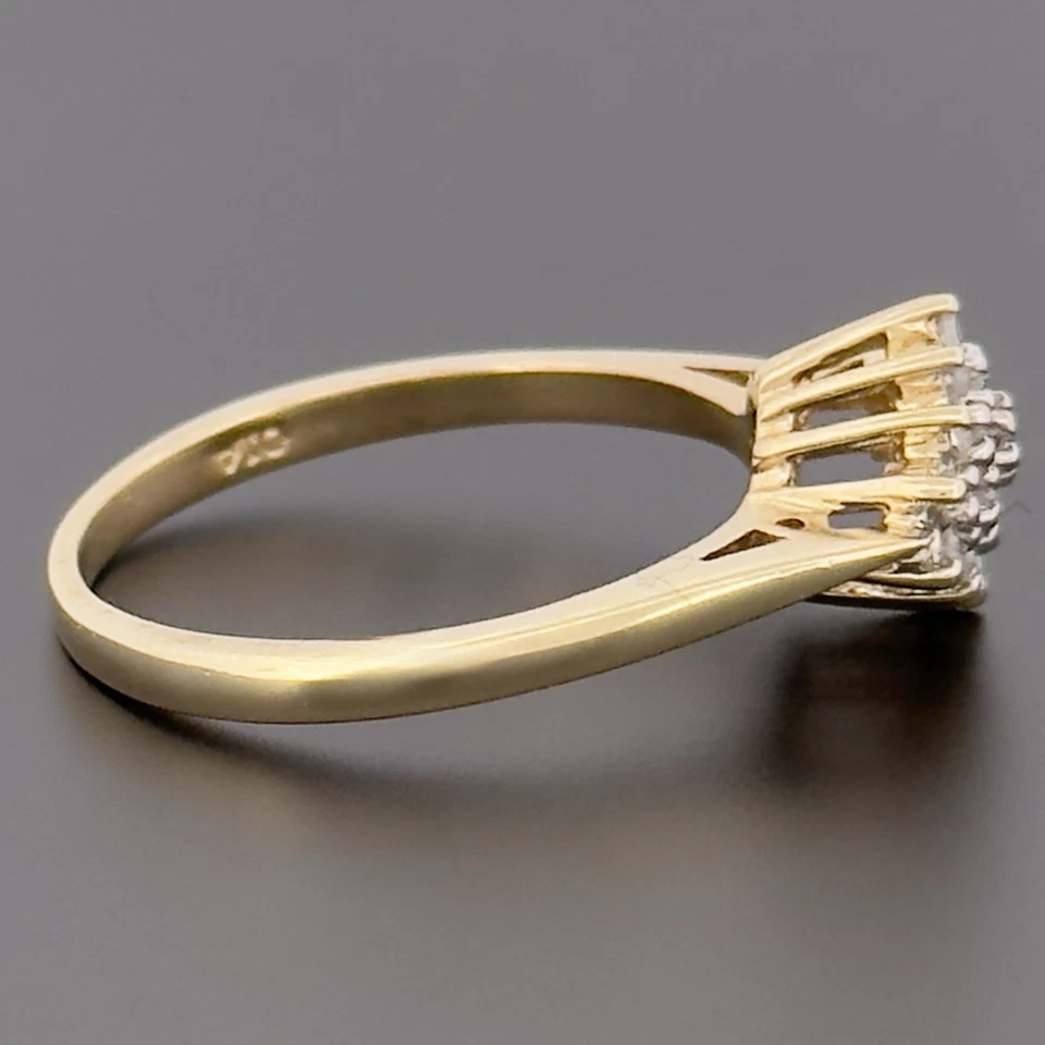 Anillo con racimo de diamantes de 0,25 quilates de oro amarillo de 9 quilates talla M con sello Foto 3 de 4