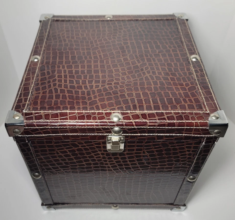 Baúl cuadrado marrón cocodrilo simulado 12x12 borde cromado con asas  Foto 2 de 4