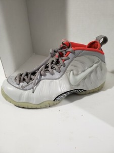 yeezy left shoe