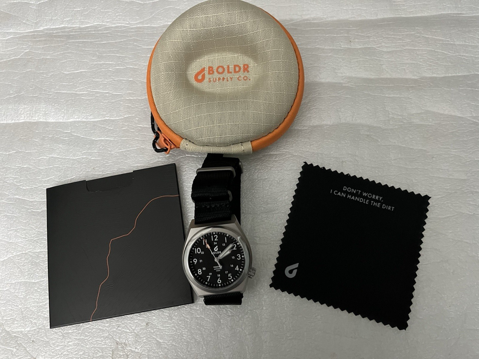 Montre BOLDR VENTURE CARBON Automatique - Boîtier Titane Noir - étanche 200m - Style Militaire