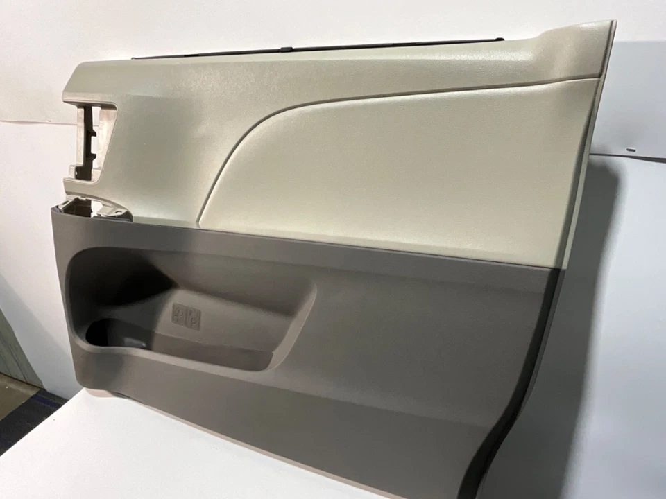 🔅2015-2017 TOYOTA SIENNA OEM. PANEL MOLDURA PUERTA PASAJERO TRASERO 67680-08270-C0 Foto 3 de 4