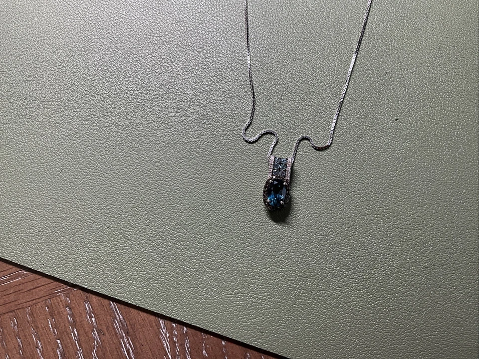 "Colgante de topacio azul de oro blanco de 14 quilates y cadena ajustable de 21"""  Foto 3 de 4