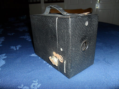 KODAK BROWNIE BOX CAMERA NO 2 HAWKEYE MODEL C CARTRIDGE EMBOSSED CAMERA - Foto 1 di 1