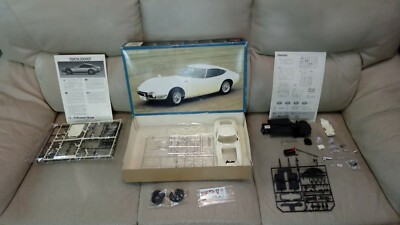 Fujimi 1/16 TOYOTA 2000GT Display model kit, partially assembled