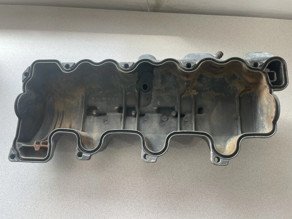 Mercedes-Benz E320 E430 W210 1996-2002 ~ cubierta de culata derecha ~ A1120100430 Foto 2 de 3