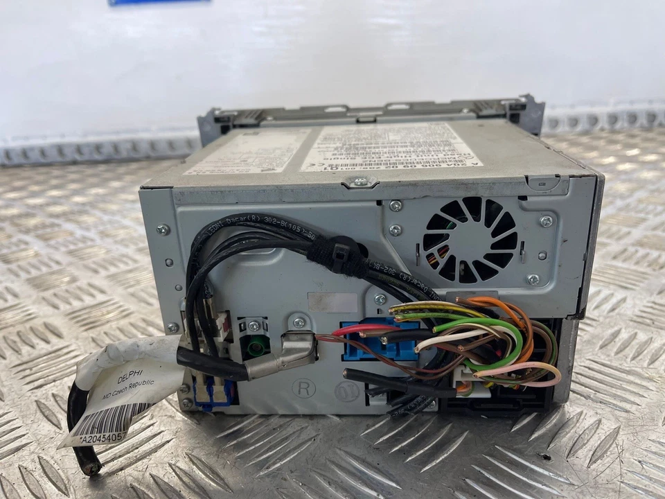 MERCEDES-BENZ C180 1597CC ESTATE 2010 HEAD UNIT CD PLAYER RADIO A2049060902 - Image 2 of 3