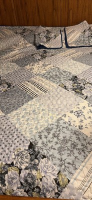 Queen Size Quilt, With Two 2 Hams Never Used