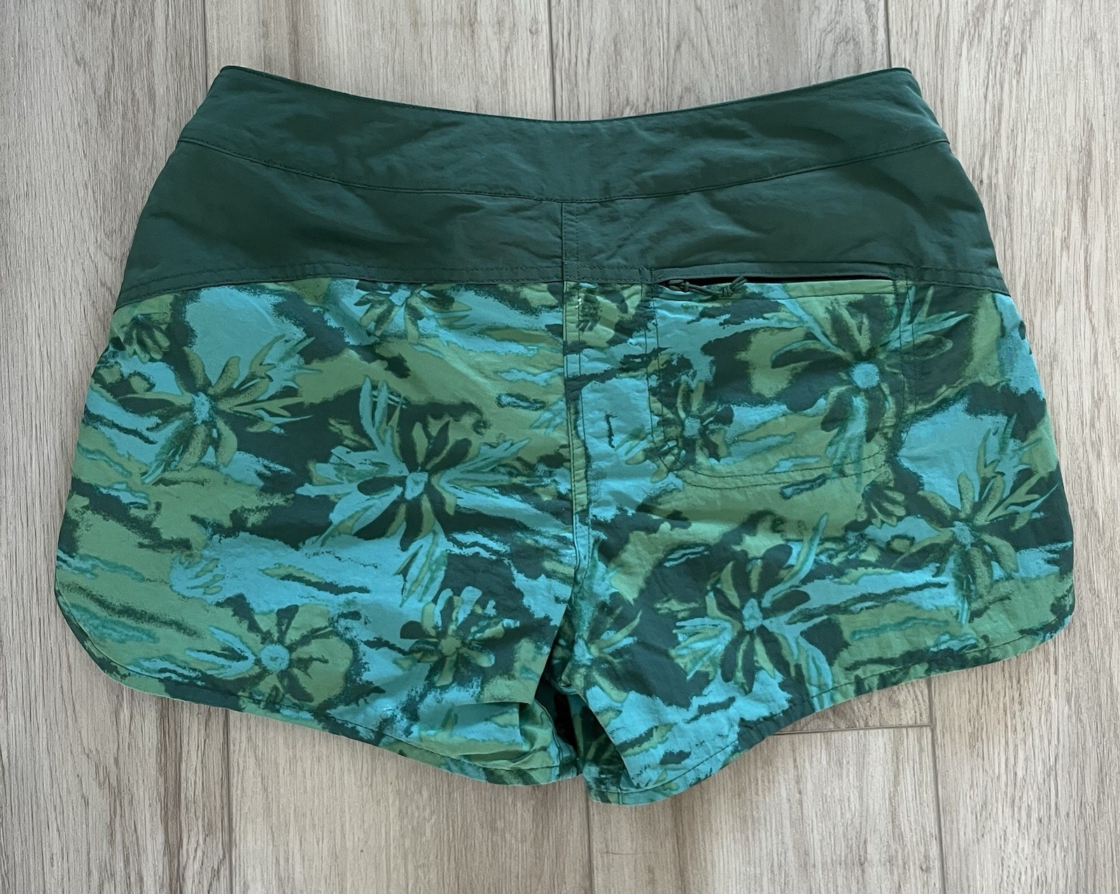 Patagonia Women's Wavefarer Boardshorts Floral Print 76594 Women’s Size 6 thumbnail 3