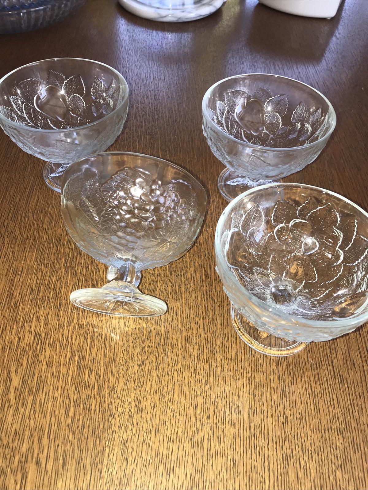 Vier schöne Eisschalen, Eisbecher, Früchtebecher