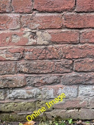 Foto 6x4 OS Benchmark - Albrighton, Bowling Green Lane Albrighton\/SJ810 c2014