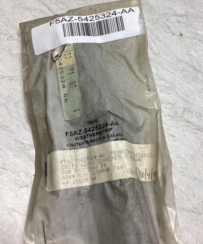 Оригинальная верхняя уплотнительная полоска для задней двери Ford Crown Victoria F5AZ-5425324-AA - Изображение 4 из 4