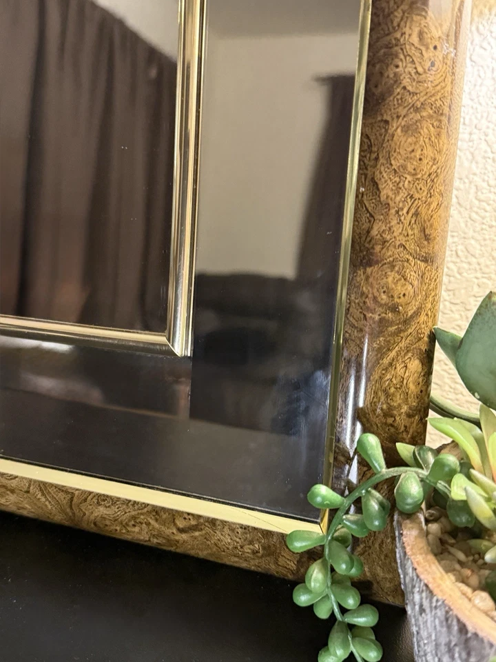 Espejo de pared estilo Mid-Century/Hollywood Regency burl e inserción de latón - 23” x 30” Foto 2 de 4