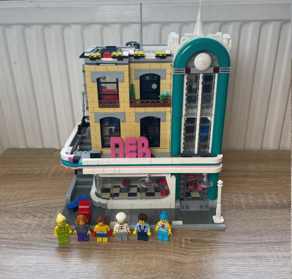 LEGO Modular Buildings 10260 Downtown Diner, photo 2 of 5