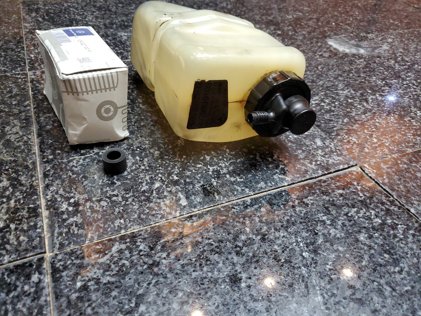 Mercedes SL600 self leveling suspension fluid reservoir 1403200114 new