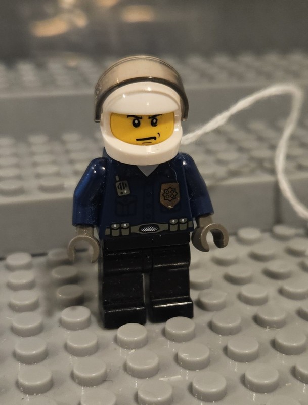 Lego MINIFIGURE- Town World City Police Patrol man Wc023.  Lot67