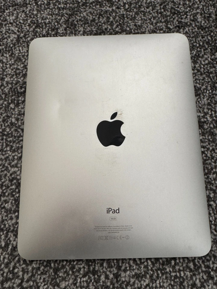 Ipad 16GB 1st Gen bundle - OLD - Image 2 of 3