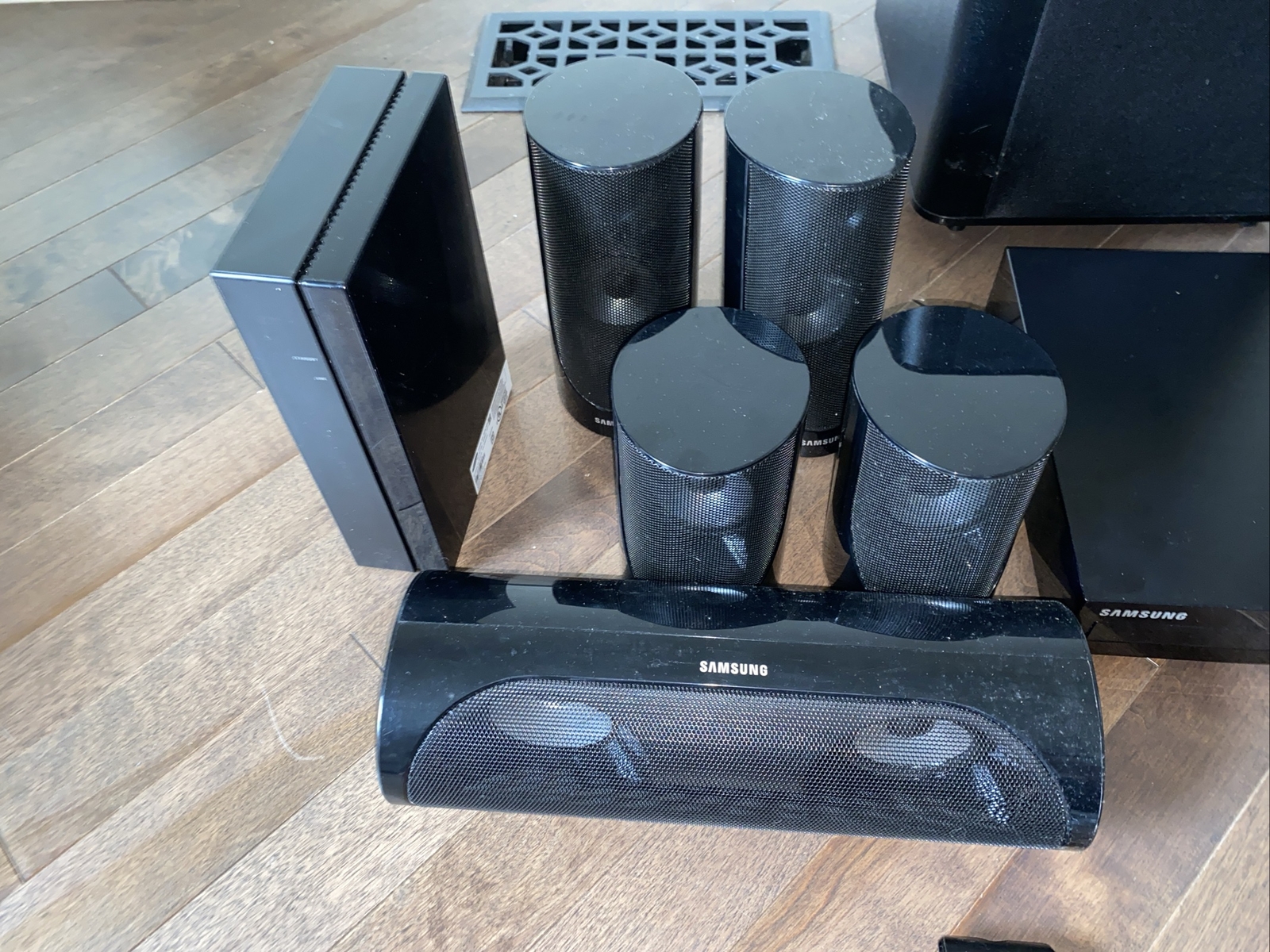 Samsung HTJ5500W Home Theater System Dolby 5.1 Surround (Broken Remote