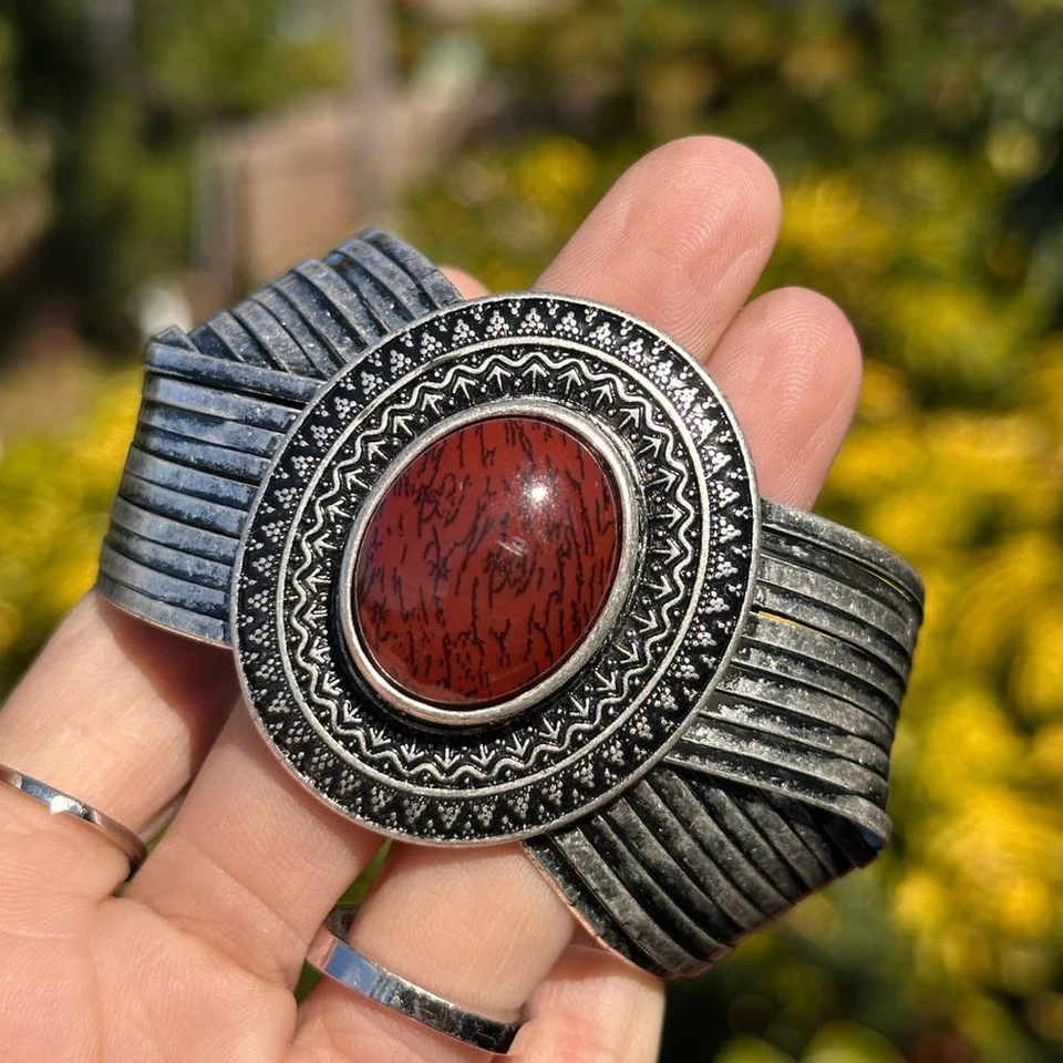 Brazalete de piedra de moda vintage Premier Designs plateado y rojo Foto 2 de 4