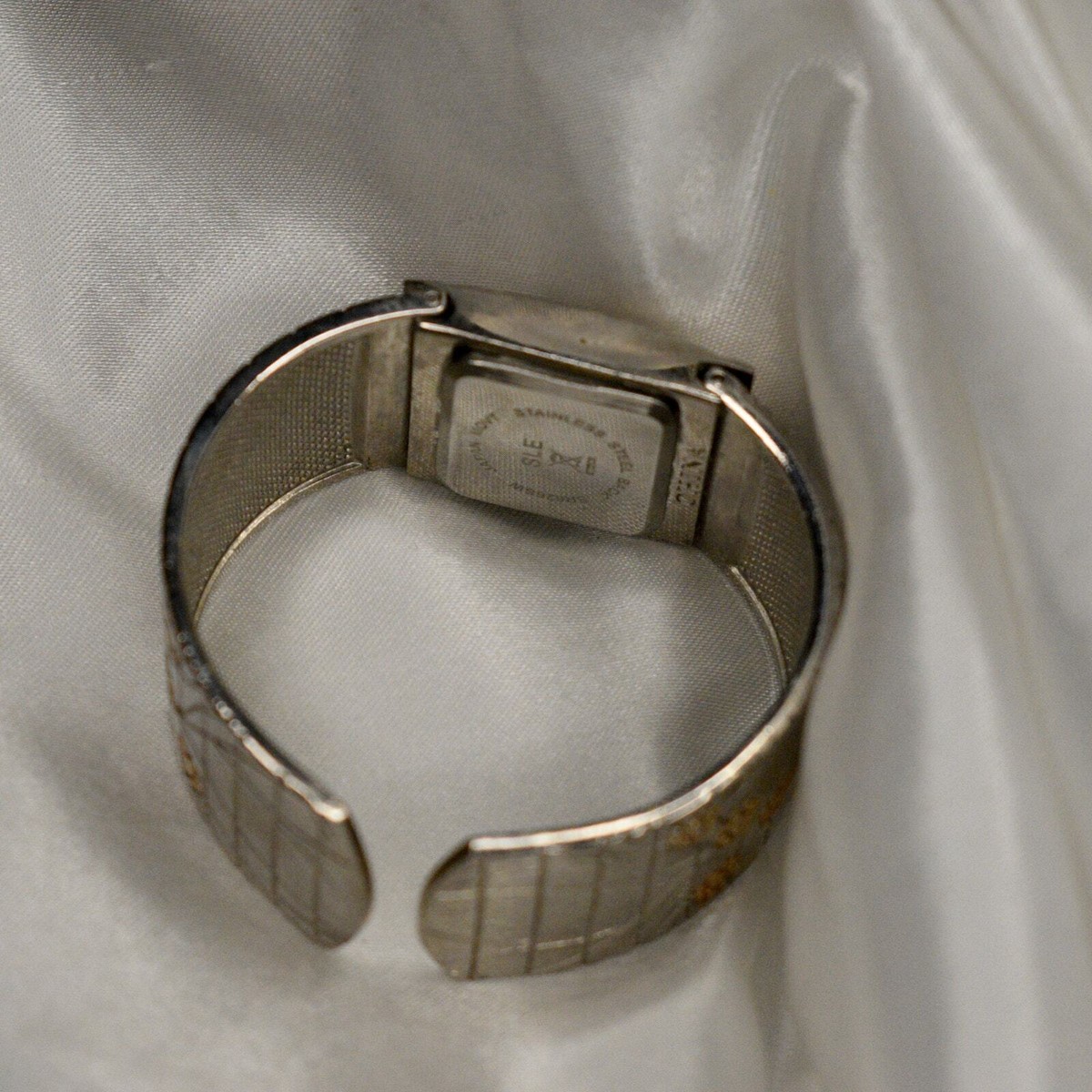 アクセサリー silver rose design bangle watch Women's silver and rosegold floral clasp/bangle hinge style