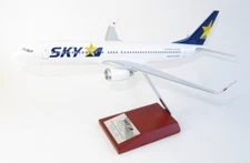 Lupa Skymark Airlines Boeing 737-800 Desk Top Display 1/100 Model AV Airplane