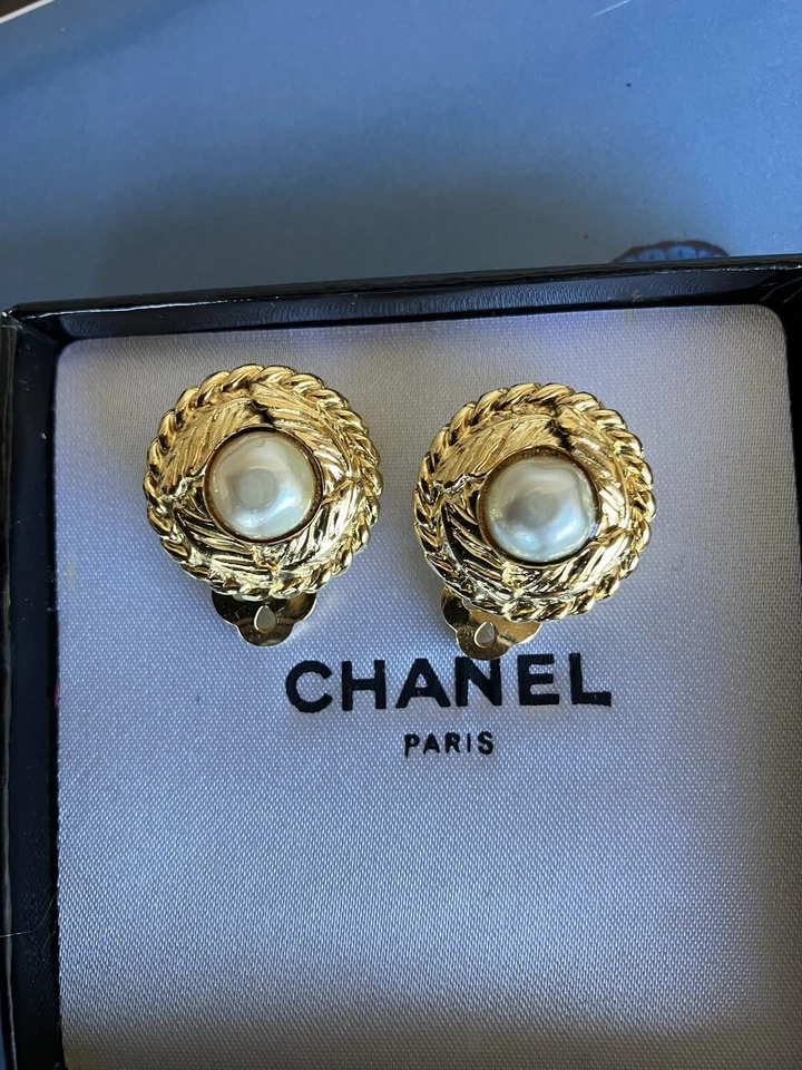 Authentic Chanel gold-plated feather motif pearl clip-on earrings - Image 2 of 4