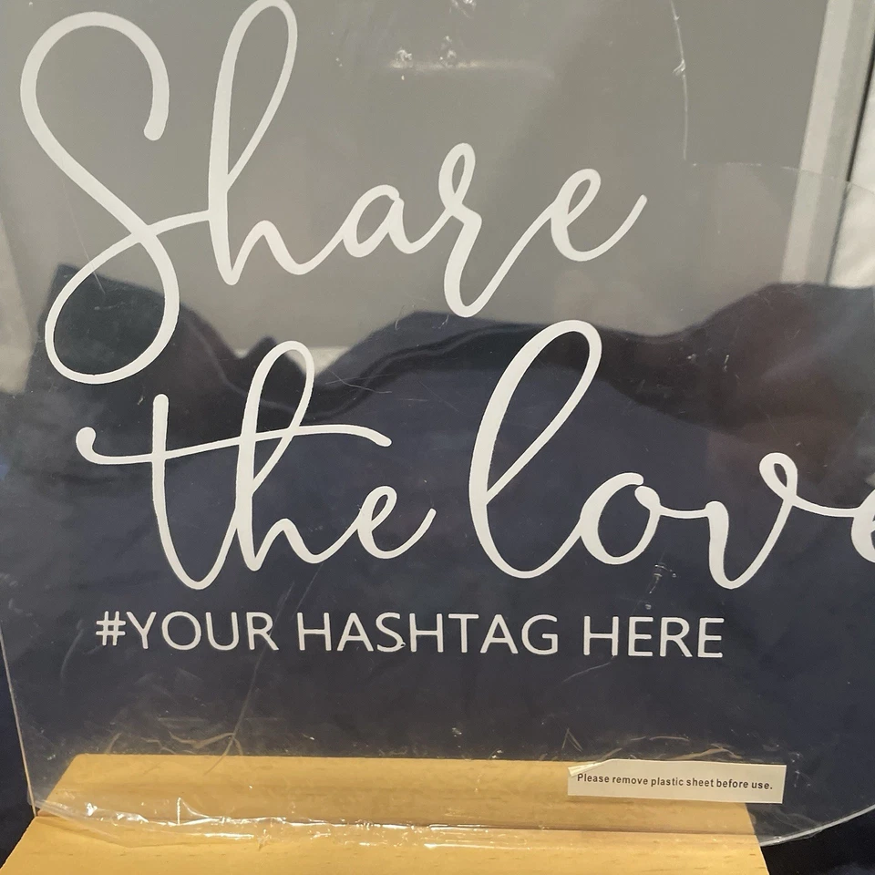 Letrero de boda de él y ella dice compartir el amor #yourhashtag aquí Foto 3 de 4