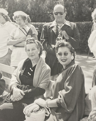 1952 Man Holding Handheld Movie Camera Pretty Ladies Women Original Photo P22d40