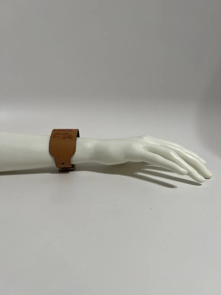 Vtg Christian Dior by John Galliano Tan Gothic Tattoo Logo Leather Bracelet - Imagem 3 de 4