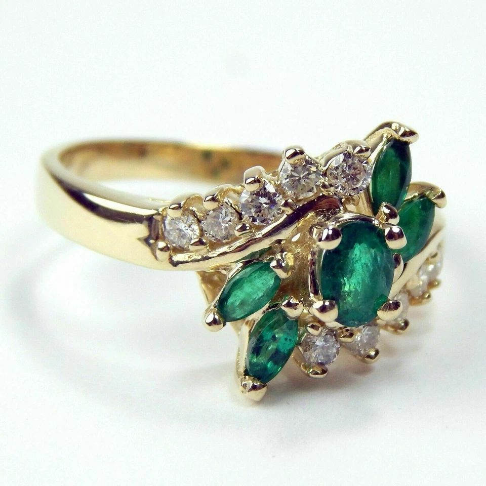 Anillo de compromiso para mujer esmeralda simulada ovalada de 2,00 quilates enchapado en oro amarillo de 14 k Foto 3 de 4