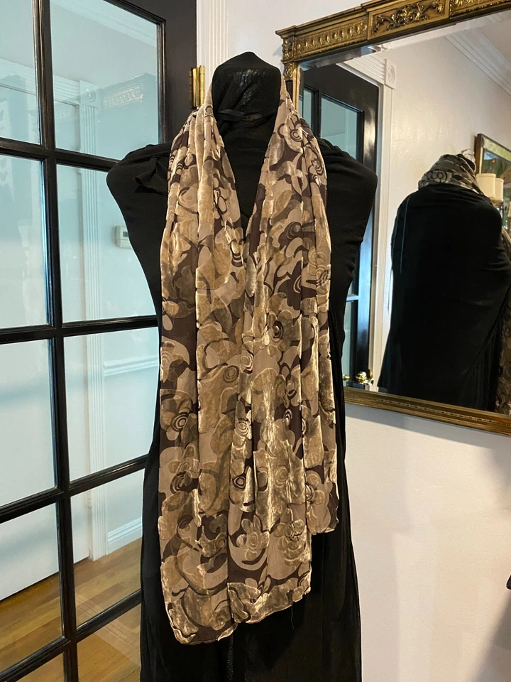 Bufanda de terciopelo de seda Burnout con estampado floral gris Foto 3 de 4