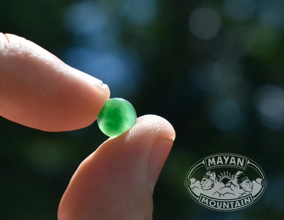 CABUJÓN REDONDO EN JADEÍTA VERDE IMPERIAL GUATEMALTECO NATURAL SIN TRATAR Foto 4 de 4