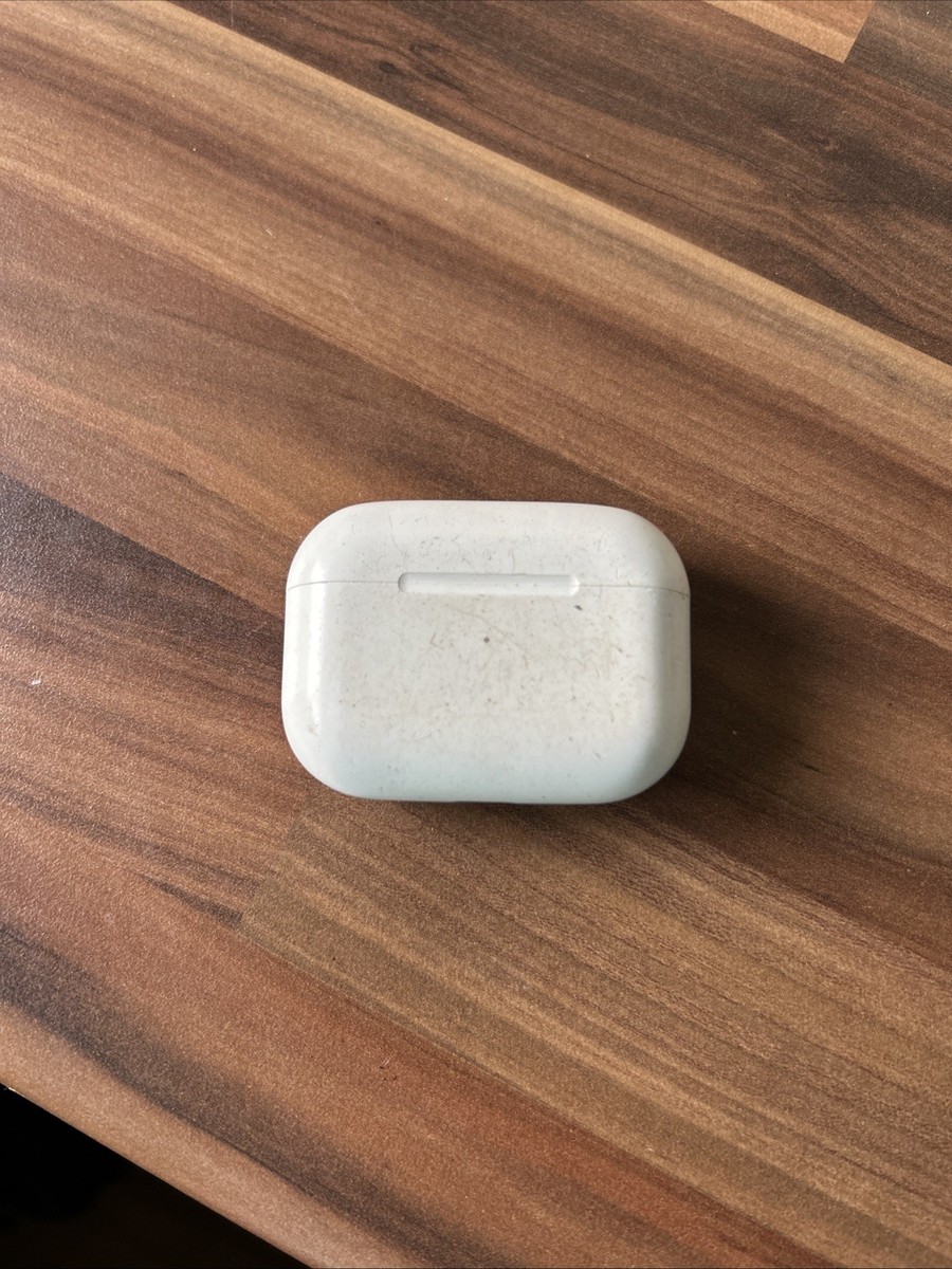 AirPod Pro 1st Generation with Charging Case (case is scratched