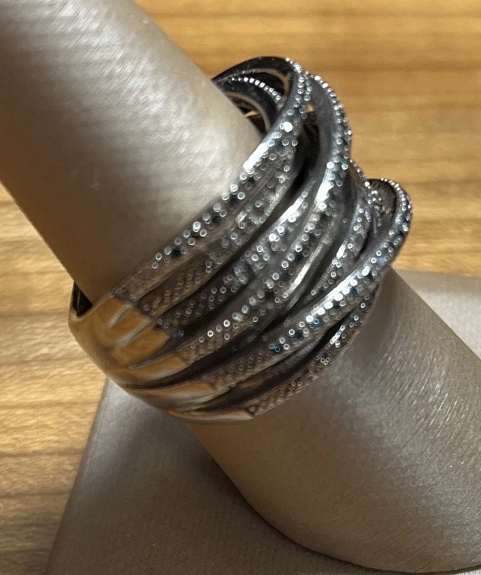 Anillo con banda cruzada de diamantes azules y blancos de plata de ley - talla 7 - 12,5 g Foto 3 de 4