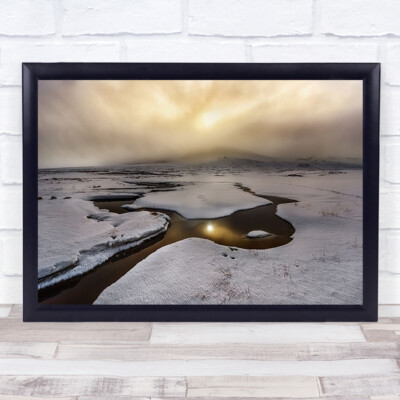 Golden Island Winter Schnee Eiskalt Bach Bach Wasser Bewölkt Wandkunstdruck