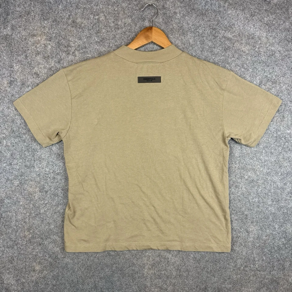 Camisa Fear Of God Essentials Para Hombre Grande Beige Tostado Logo Cuello Redondo Ropa de Calle Foto 2 de 4