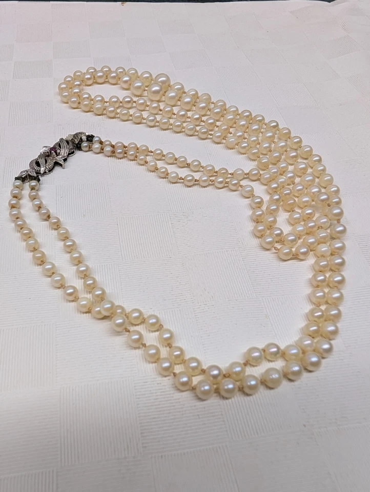 Collana a 2 fili perle orientali chiusura oro bianco 18 kt e rubino anni 50 - Immagine 3 di 4