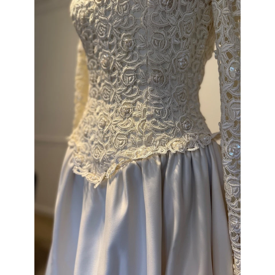 Vintage 80s Wedding Dress bride XS/ S Lace embroidery Satin chapel Train Pallas - Image 4 of 4