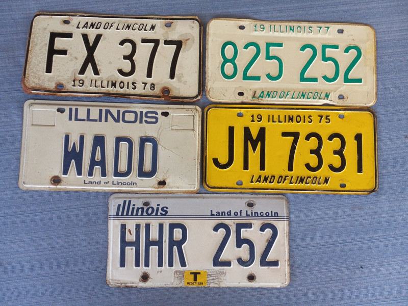 LOT 5 - Vintage Antique Illinois Passenger Car License Plates