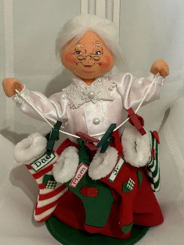 Annalee 2003 Mrs Claus Hanging The Stockings 12” Doll