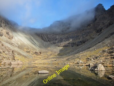 Foto 6x4 Coire Lagan Bualintur Die spiegelähnliche Oberfläche des Lochans um 2014