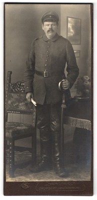 Fotografie Samson, Bromberg, Danzigerstr. 143, Soldat in Uniform mit Schirmmütz 
