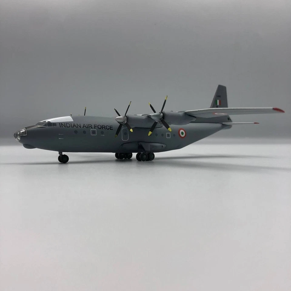 Modelo de avión escala 1/200 Antonov An-12 Indian Air Force L646 A Foto 3 de 4