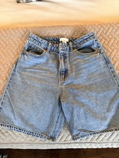 HM Jean Shorts Size 6. Medium Wash. Great Condition. Pockets. An Inch Above Knee