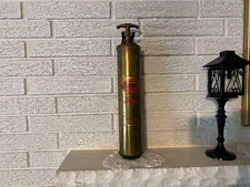 VINTAGE General Quick Aid FIRE EXTINGUISHER Detroit Mich. EMPTY w Wall Bracket