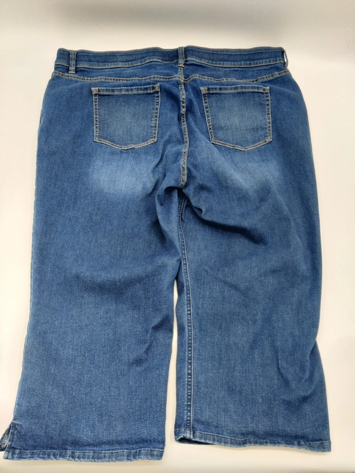 Liz Claiborne Classic Fit Capri Blue Jeans Womens 22 Elastic Waist Medium Wash - Image 2 of 4