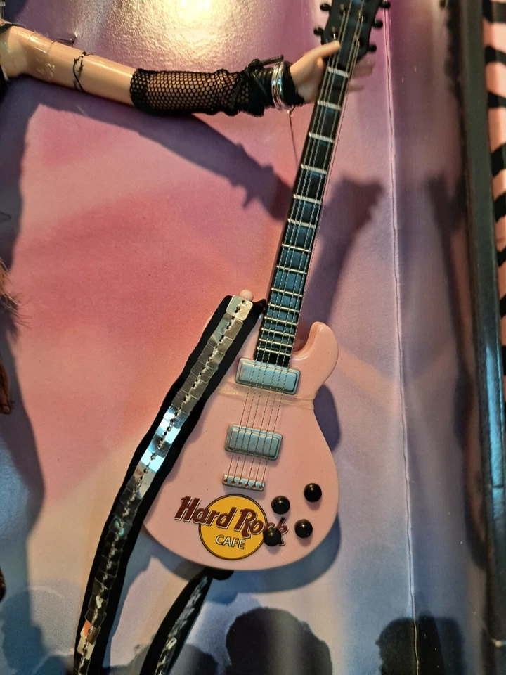 Mattel Barbie Hard Rock Cafe 2004 2ª em Série, redes de pesca, tatuagem, anel de nariz Novo Na Caixa - Imagem 3 de 4
